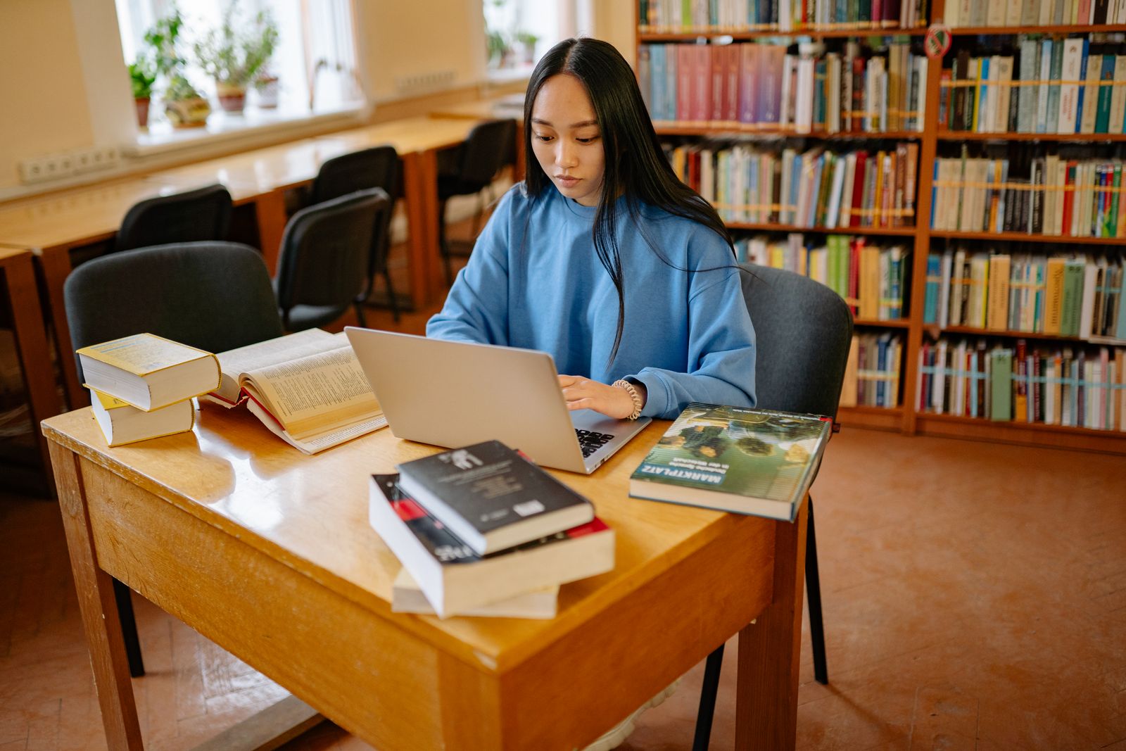 Estudante organizando a rotina de estudos em uma biblioteca